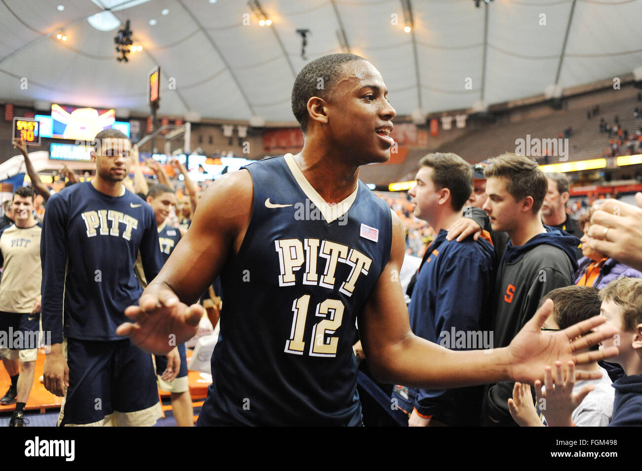 Syracuse, NY, USA. 20. Februar 2016. Pittsburgh Guard Chris Jones (12) verlässt das Gericht nach Pittsburgh Syrakus 66 52 in einem ACC-Matchup im Carrier Dome in Syracuse, NY besiegt. Foto: Alan Schwartz/Cal Sport Media/Alamy Live-Nachrichten Stockfoto