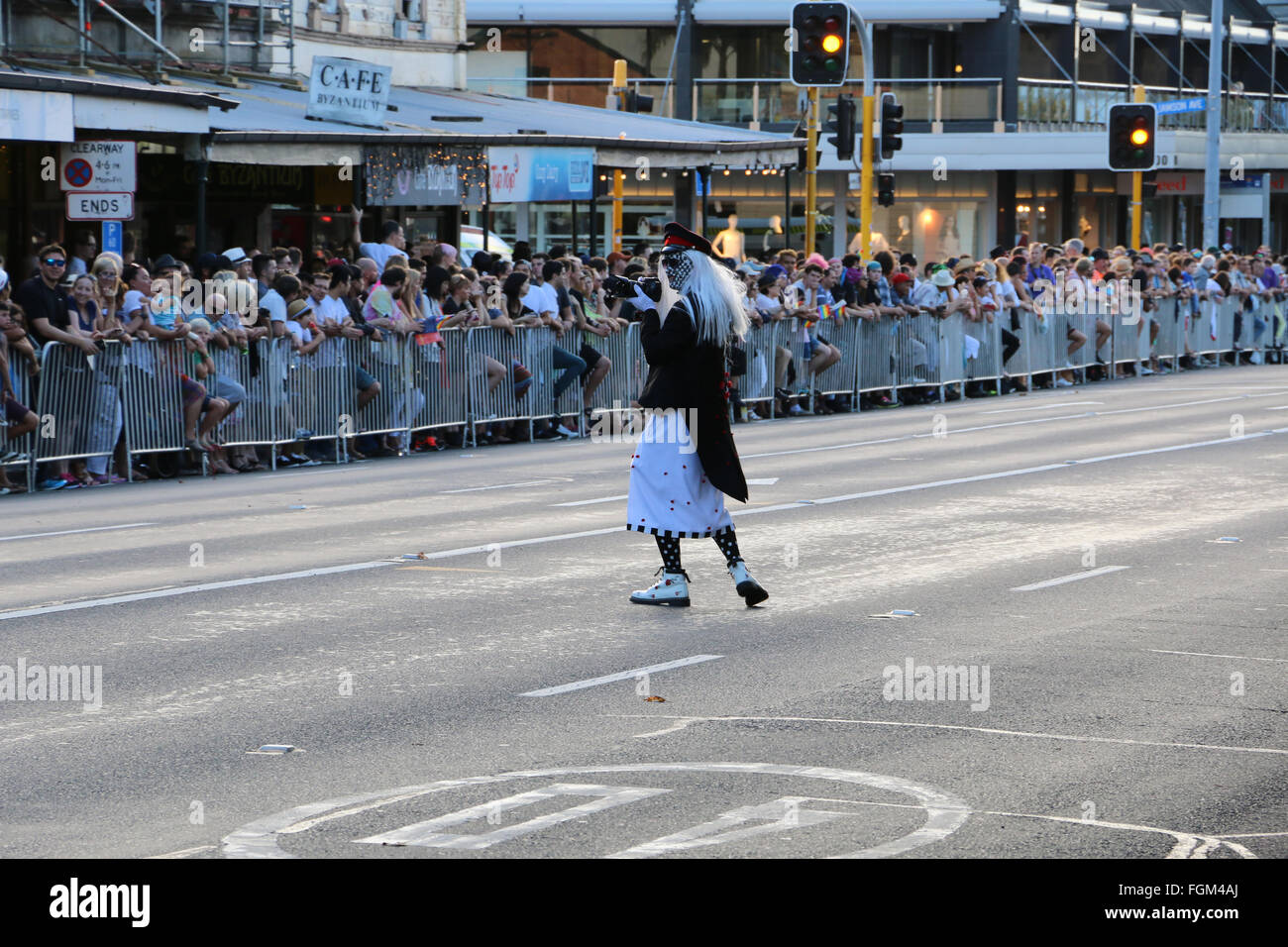 Auckland, New Zealand, 20. Februar 2016. Publikumsliebling verkleidet Fotografien Menschenmenge bei der Parade. Bildnachweis: David Evans Bailey/Alamy Live-Nachrichten Stockfoto