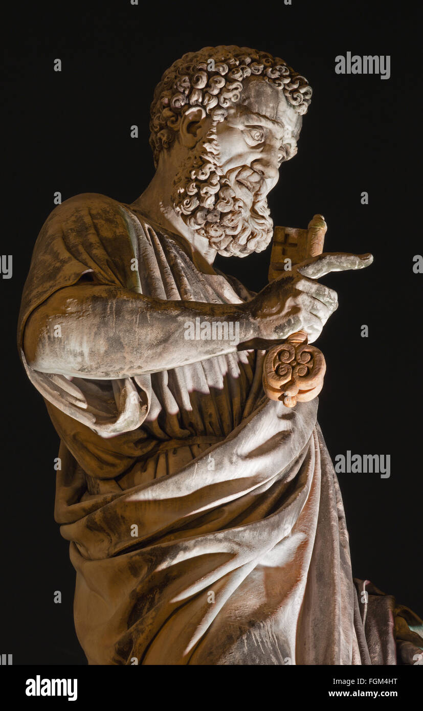 Rom - Petersstatue vor der Petersbasilika von Giuseppe de Fabris, 1840 Stockfoto