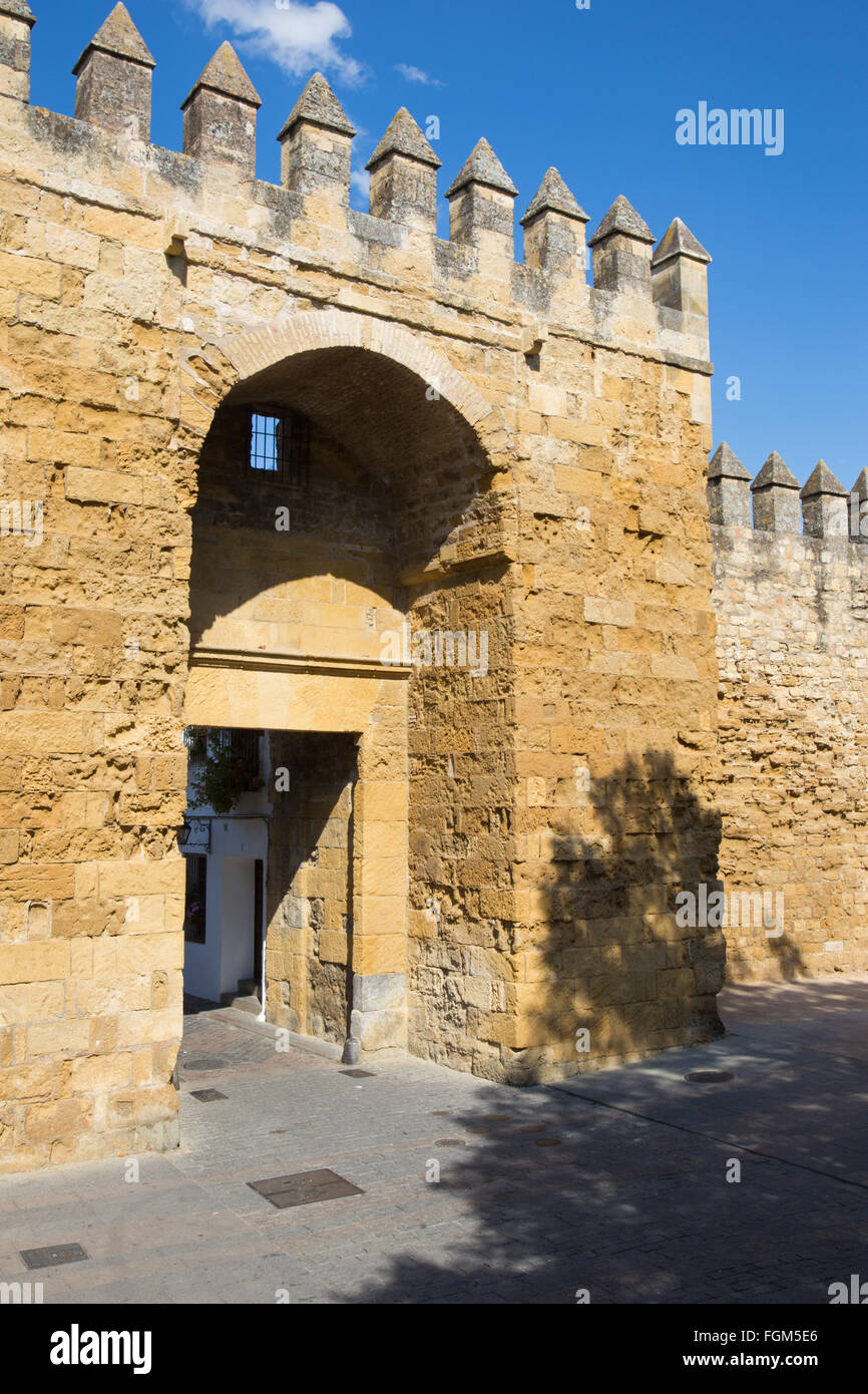 Cordoba - die mittelalterlichen Mauern der Stadt im Abendlicht und die Puerta del Almodovar Tor. Stockfoto