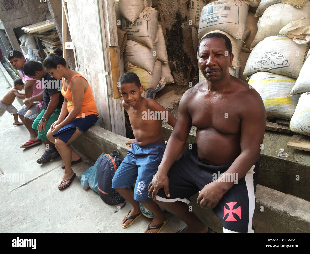 Ein Bewohner des Slums Pavao Pavaozinho nennt sich "Rocky Balboa" sitzen von einem Bereich ist viele offene Kanäle in Rio De Janeiro, Brasilien 19. Februar 2016. Er beschwert sich, dass er keine Hilfe vom Staat im Kampf gegen Zika erhalten hat. FOTO: GEORG ISMAR /DPA Stockfoto