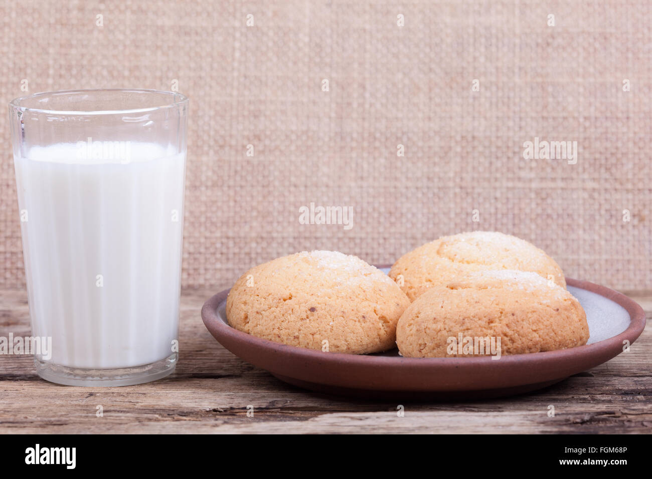 Glas Milch und Kekse in die Untertasse Stillleben Stockfoto