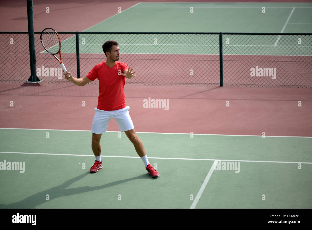 Männlichen Tennis Spieler Praxis Tennisplatz in Dubai. Stockfoto