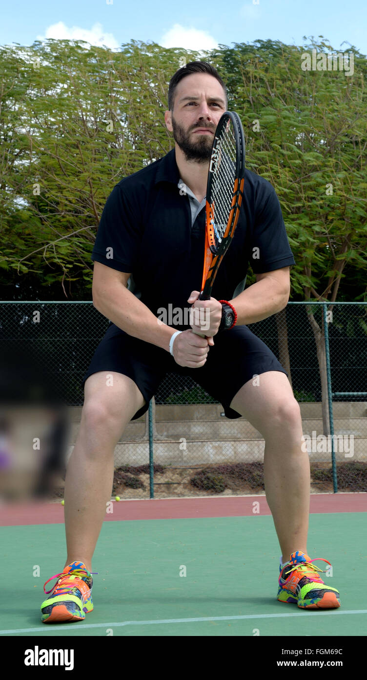 Männlichen Tennis Spieler Praxis Tennisplatz in Dubai. Stockfoto