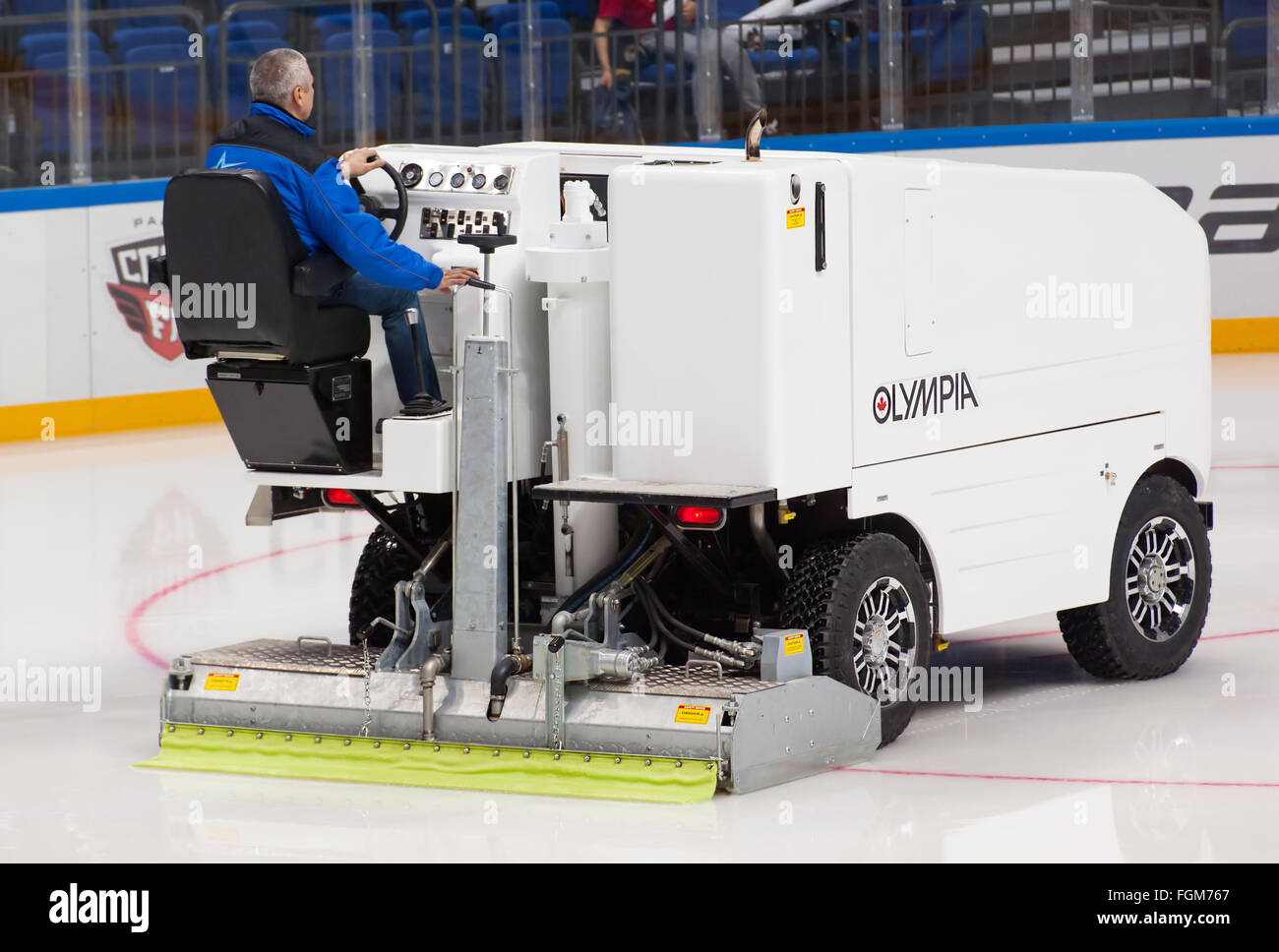 Russland, Moskau - 27. April 2015: Unbekannter Mann Reparatur Eisbahnen Eis auf Eishockey Spiel ZSKA Vs SKA Teams Hockey Cup of Legends in Ice Palace VTB, Moskau, Russland Stockfoto