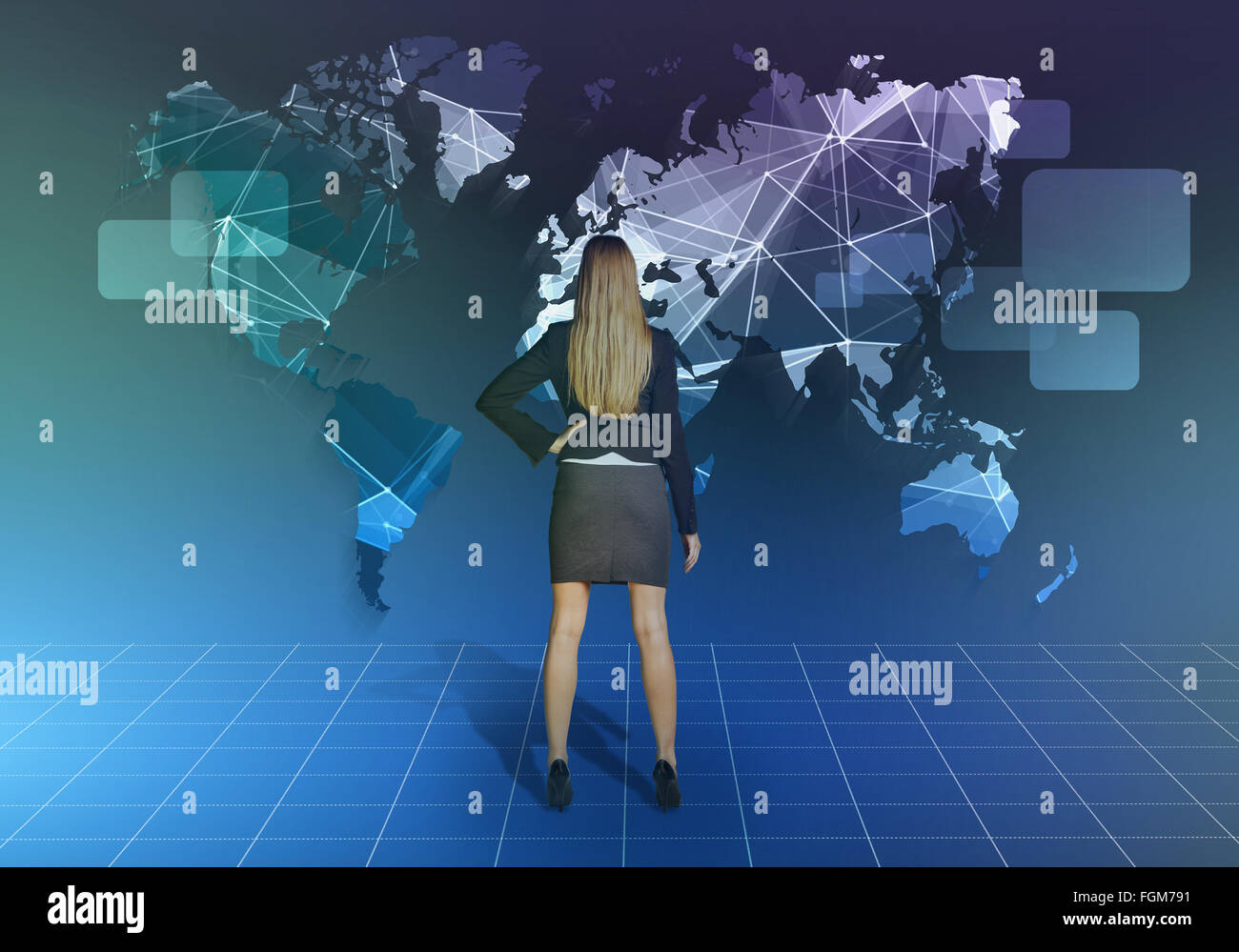 Mädchen steht vor der Netzwerk-Weltkarte Stockfoto