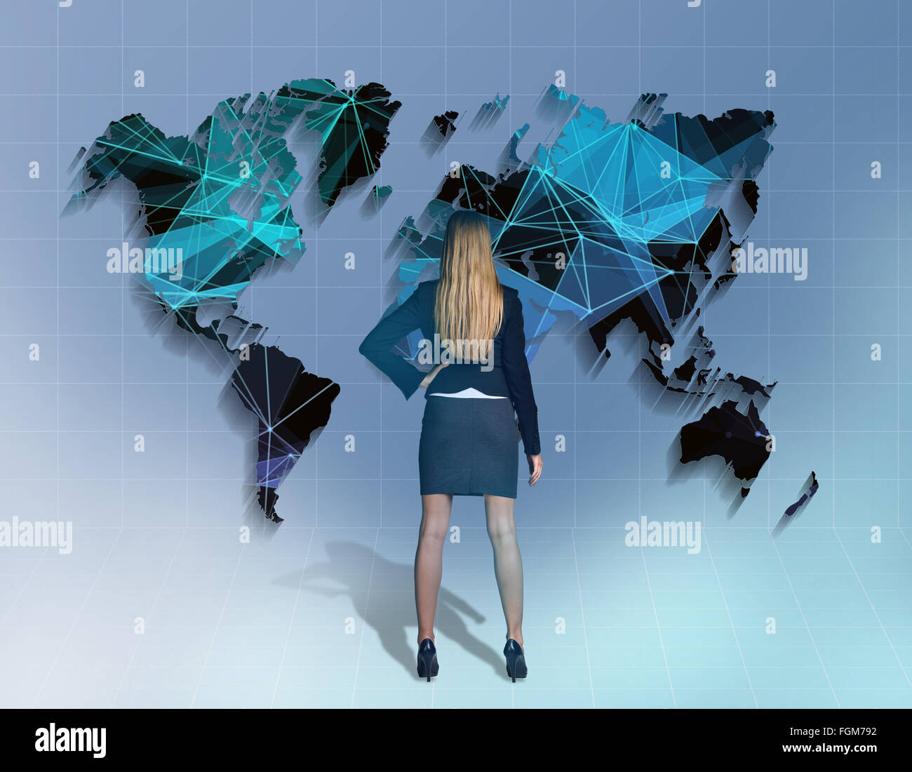 Mädchen steht vor der Netzwerk-Weltkarte Stockfoto