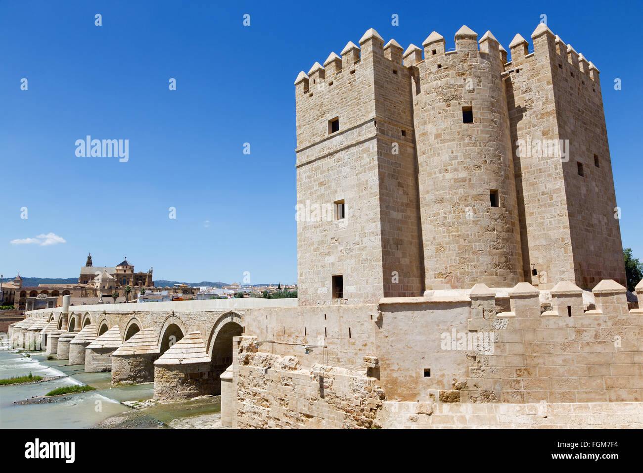 Cordoba - Torre de Calahorra und römischen Brücke und der Dom im Hintergrund. Stockfoto