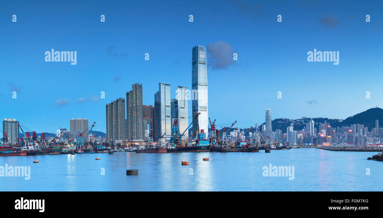 International Commerce Centre (ICC) und Yau Ma Tei Typhoon Shelter bei Dämmerung, West Kowloon, Hong Kong, China Stockfoto