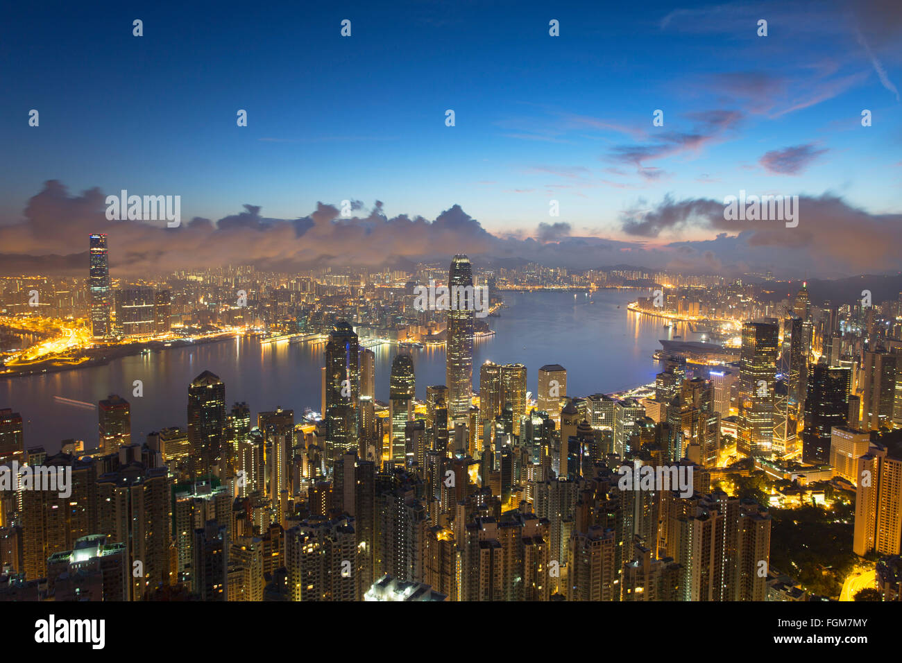 Blick auf die Skyline von Hong Kong Island im Morgengrauen, Hong Kong, China Stockfoto