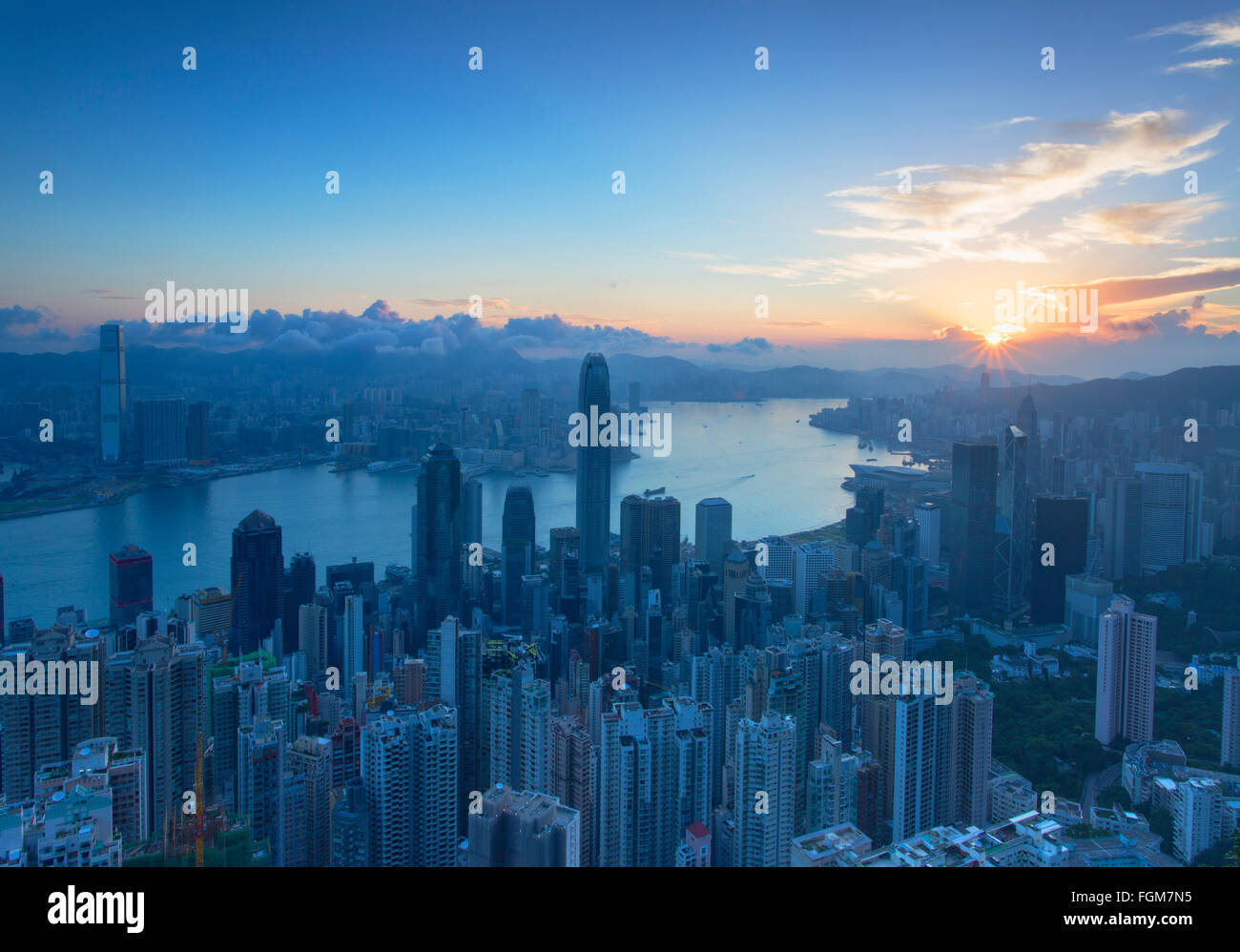 Blick auf die Skyline von Hong Kong Island im Morgengrauen, Hong Kong, China Stockfoto