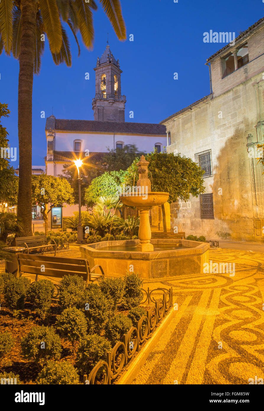 CORDOBA, Spanien - 26. Mai 2015: Die Plaza de San Andres Platz mit dem kleinen Brunnen in der Abenddämmerung. Stockfoto