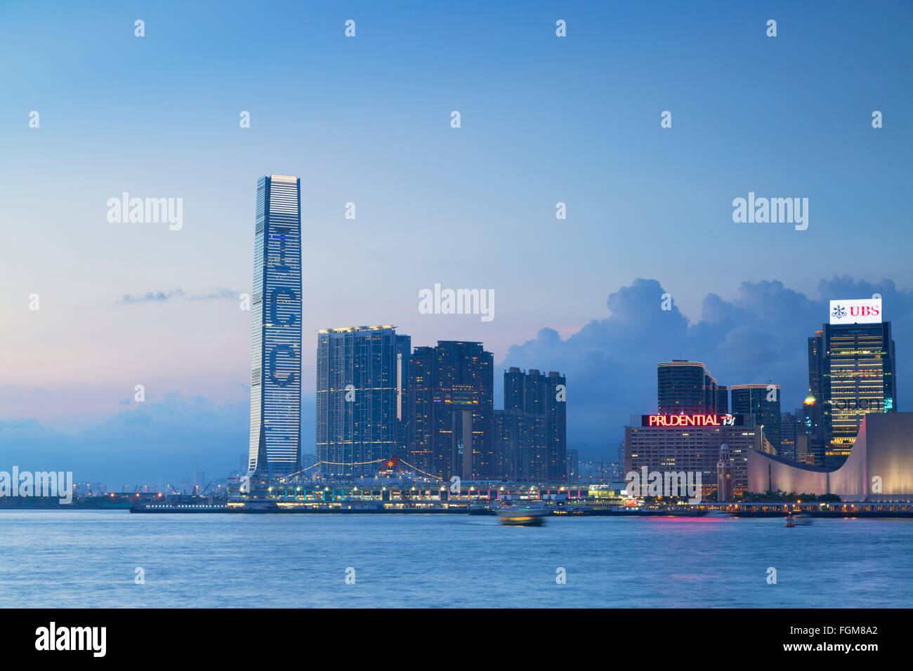 International Commerce Centre (ICC) und Tsim Sha Tsui Skyline in der Abenddämmerung, Hong Kong, China Stockfoto