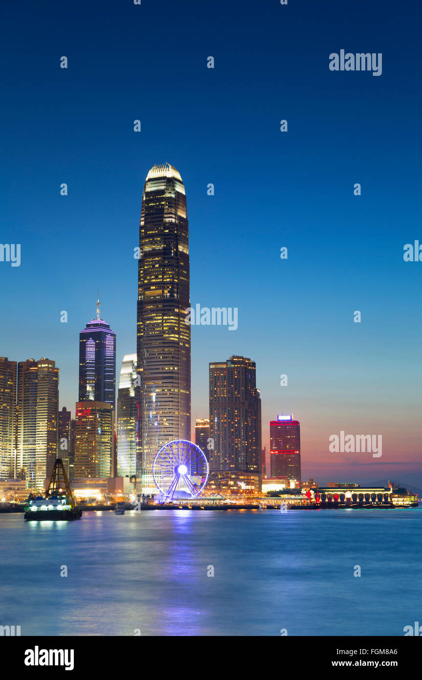 Skyline von Hong Kong Island und International Finance Centre (IFC) bei Sonnenuntergang, Hong Kong, China Stockfoto