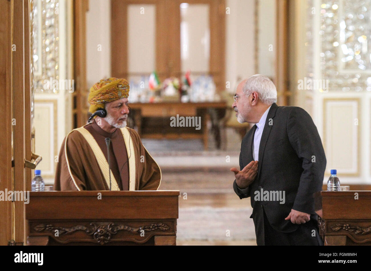 Teheran, Iran. 20. Februar 2016. Iranian Foreign Minister Mohammad-Javad Zarif (R) teilnehmen eine gemeinsame Pressekonferenz mit seinem omanischen Kollegen Yusuf bin Alawi bin Abdullah in Teheran, der Hauptstadt des Iran, am 20. Februar 2016. Bildnachweis: Ahmad Halabisaz/Xinhua/Alamy Live-Nachrichten Stockfoto