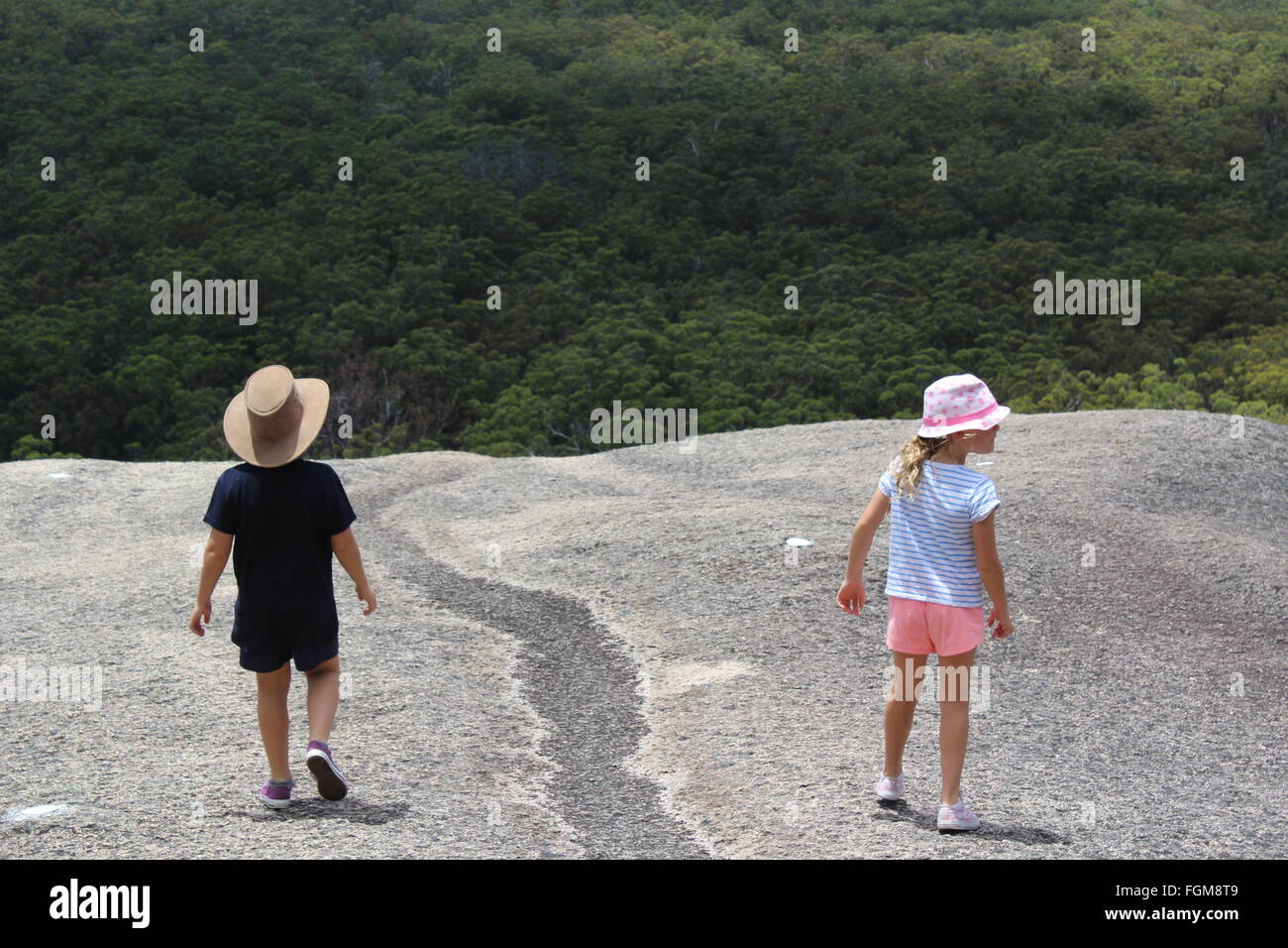 Acht Jahre alten Jungen und Mädchen, die die Aussicht genießen, während eine Buschwanderung und ein Klettern zu tun Stockfoto