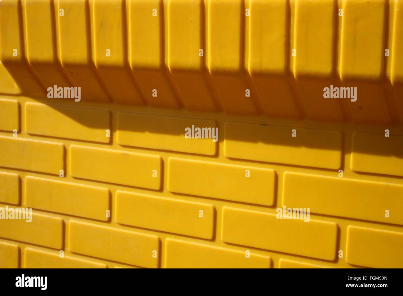 Gelbe Wand auf Spielplatz Stockfoto