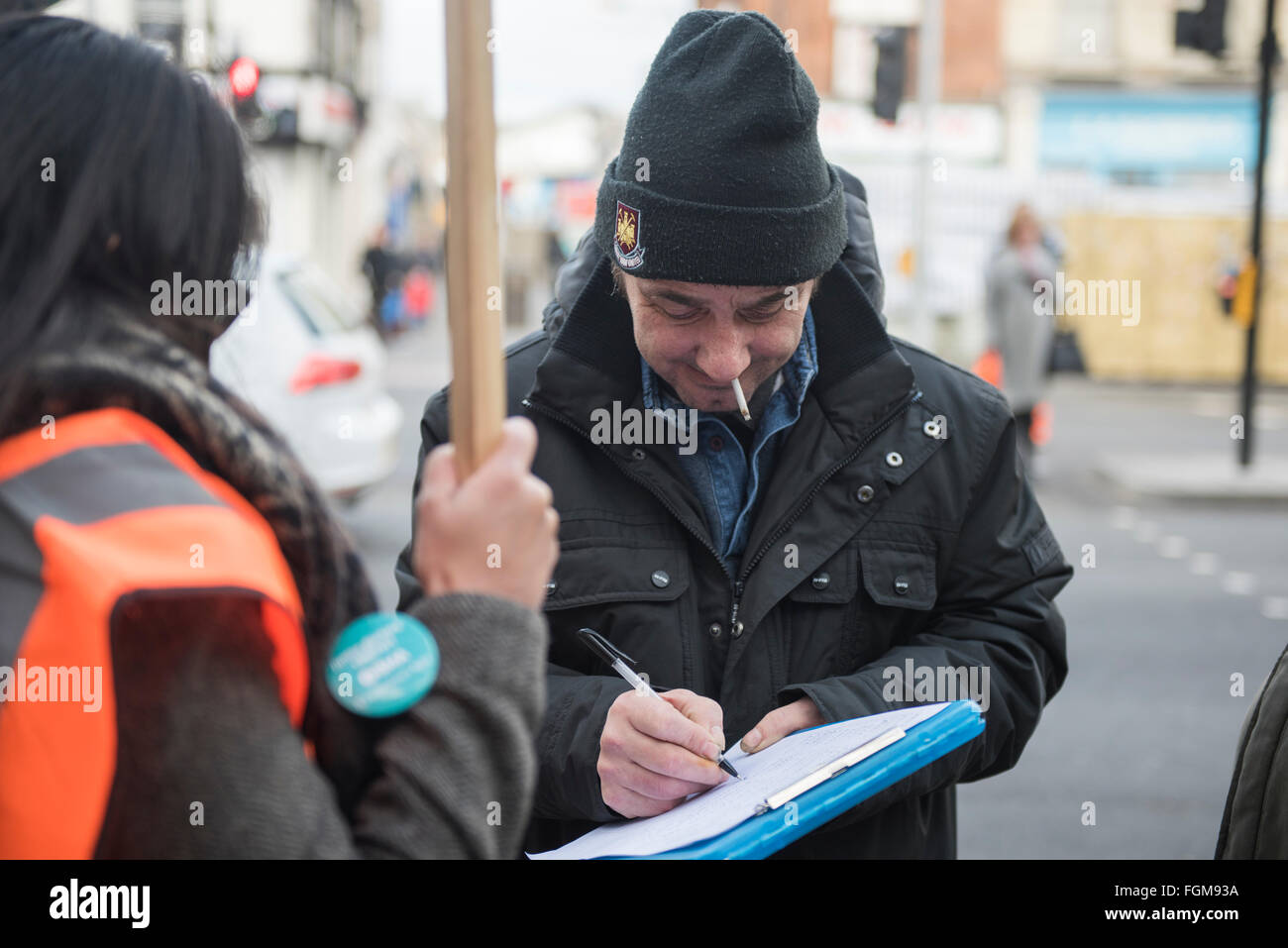 Ein Mann unterschreiben Petition an Junior Ärzte streiken außerhalb der Royal London Hospital in Whitechapel, London, UK zu unterstützen. Stockfoto