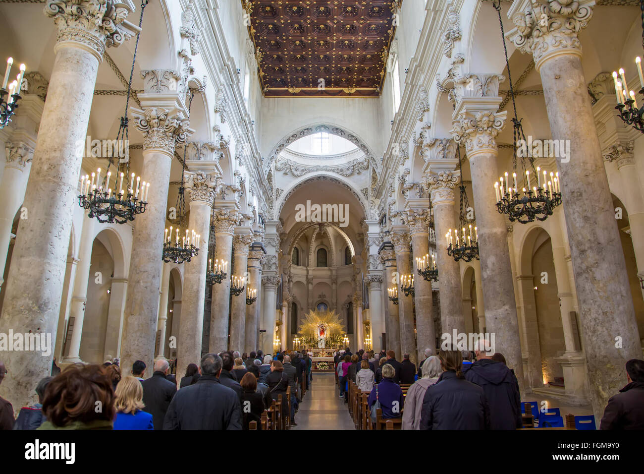 Nicht identifizierte Personen in Lecce Kathedrale in Italien. Stockfoto