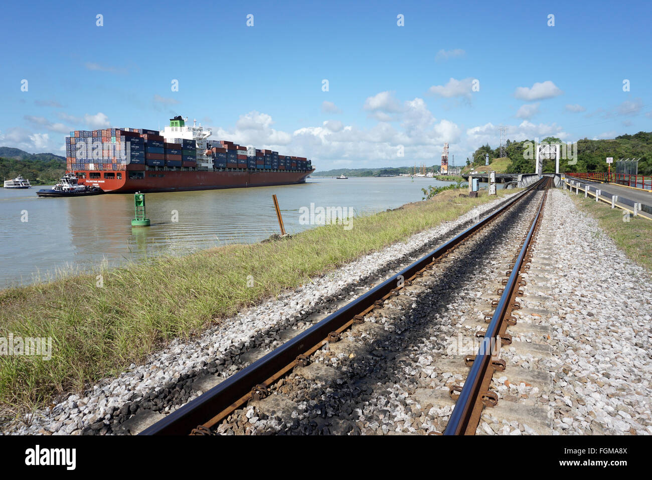 Containerschiff in den Panama-Kanal und der Panama Canal Railway in Gamboa Stockfoto