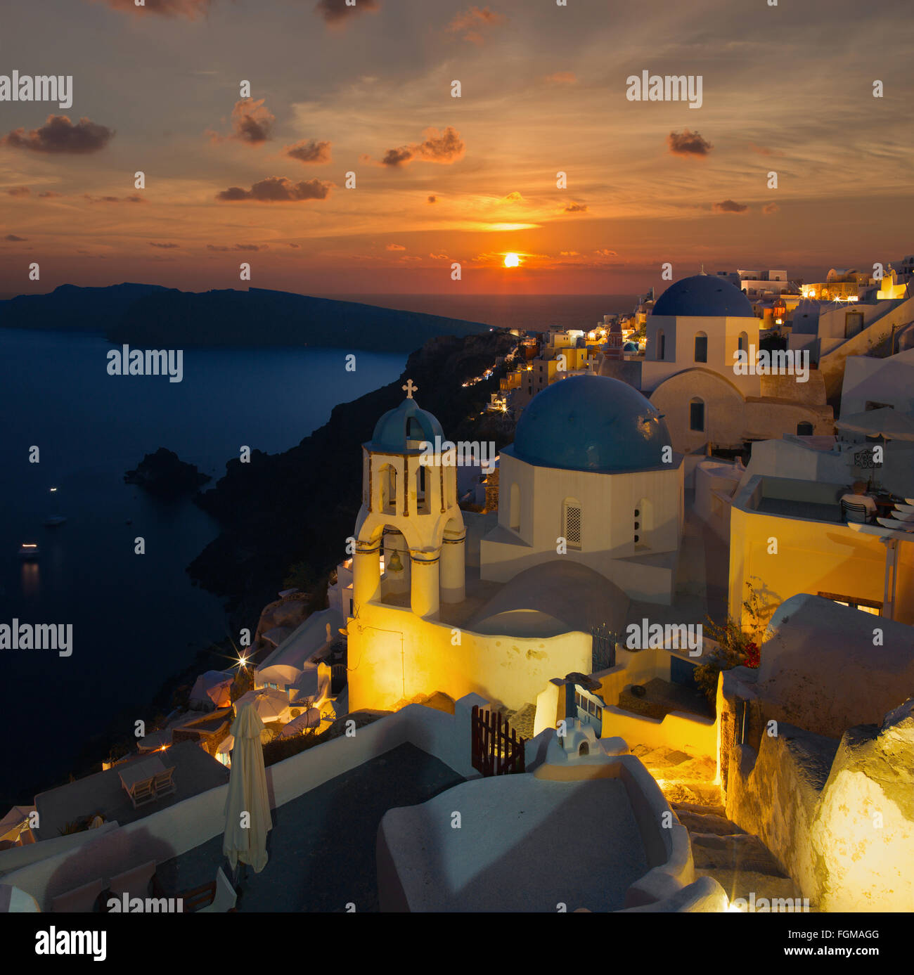 Santorini - kleine Insel unter Oia Küste mit kleinen Kapelle. Stockfoto