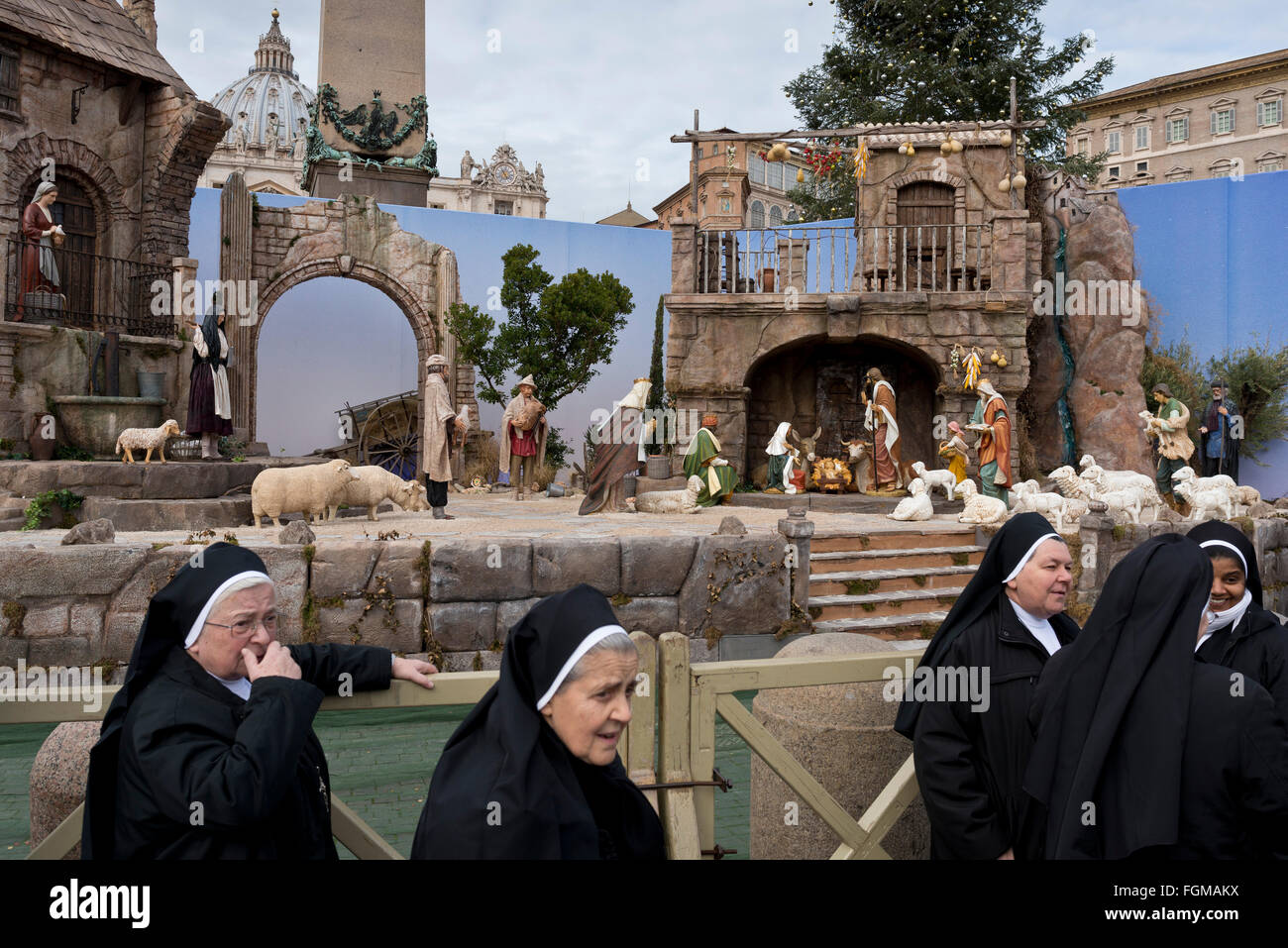 Rom. Italien. Nonnen besuchen die Krippe am Piazza San Pietro. Stockfoto