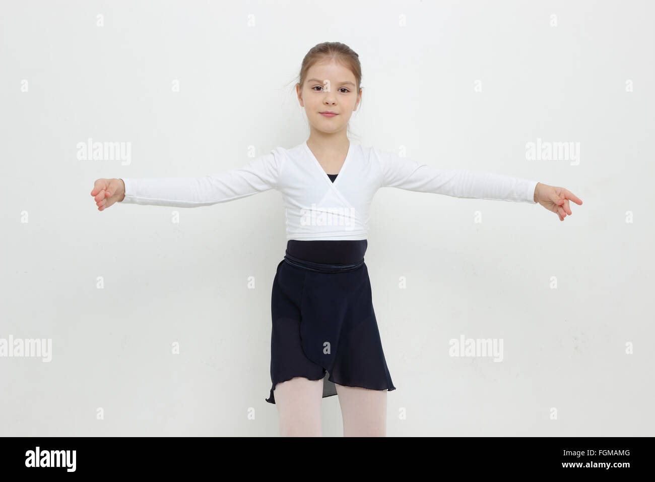 Schöne kaukasischen junge Ballerina posiert vor der Kamera Stockfoto