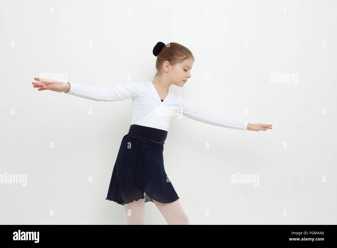 Schöne kaukasischen junge Ballerina posiert vor der Kamera Stockfoto