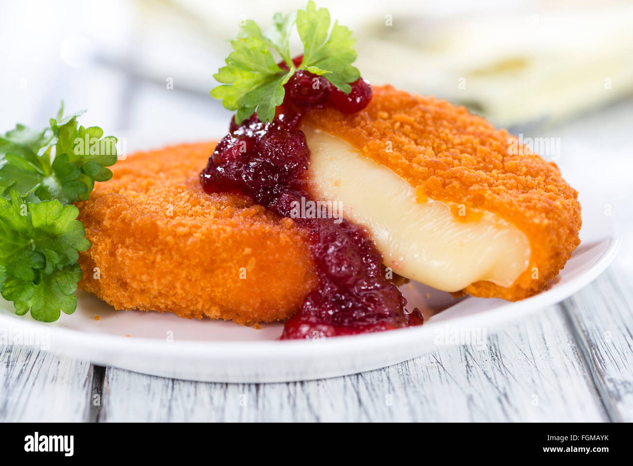 Gebratener Camembert (Tiefenschärfe) mit Cranberry-sauce ...