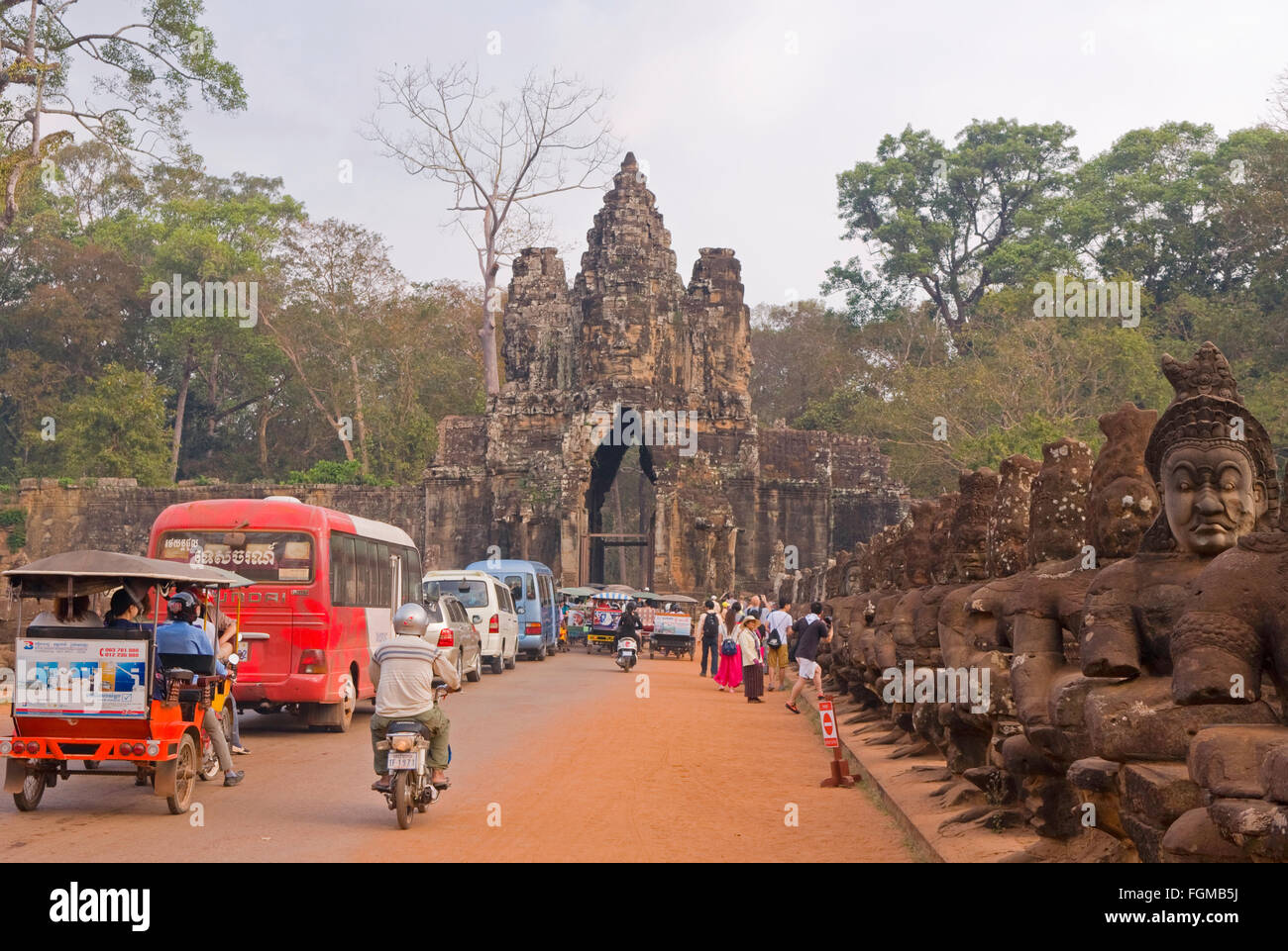 Annäherung an das Südtor des Bayon-Tempel, Siem Reap, Kambodscha Stockfoto