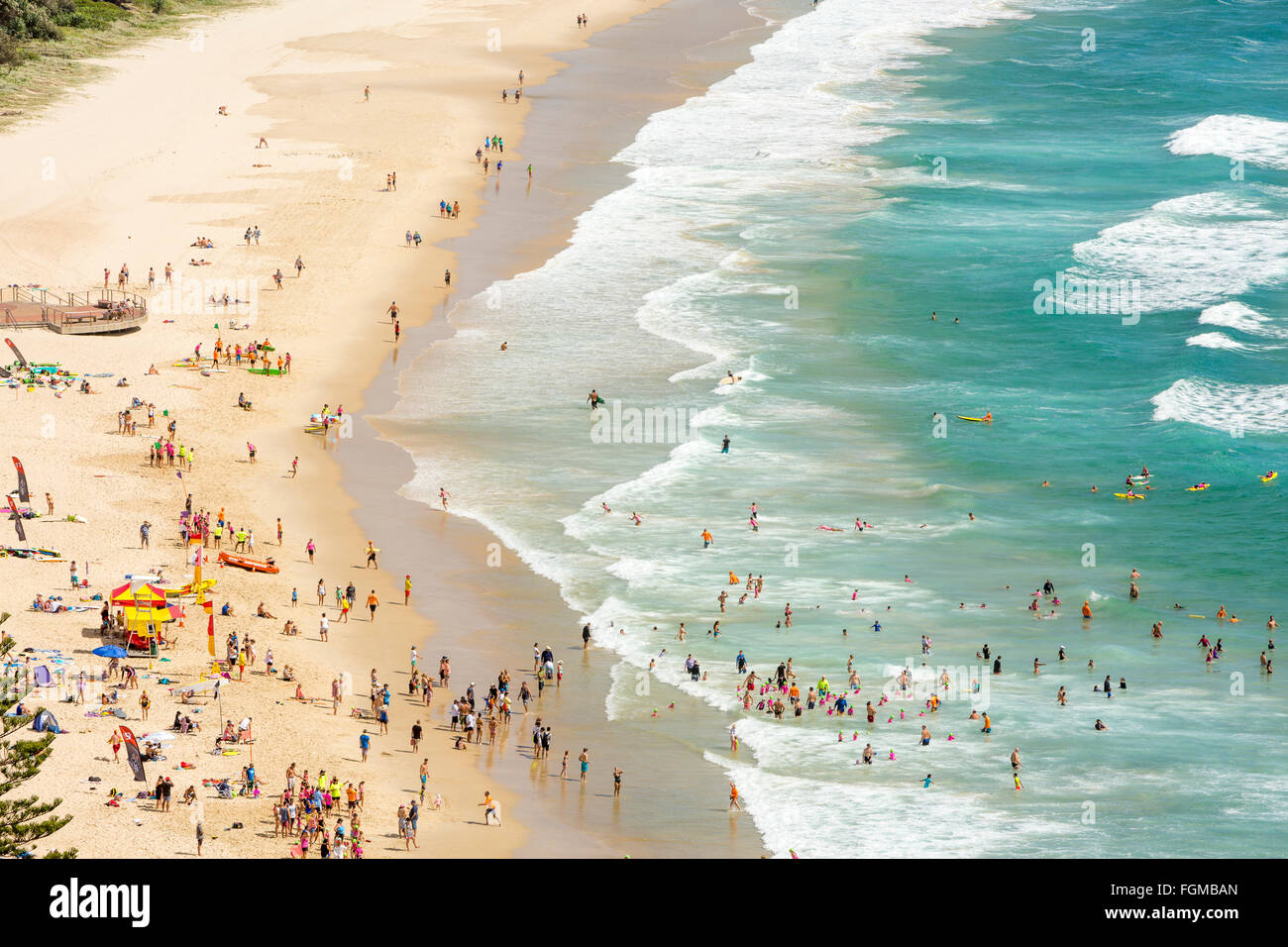 Blick aus der Vogelperspektive auf den Strand und das Meer von Burleigh Heads an der Gold Coast in Queensland, Australien Stockfoto
