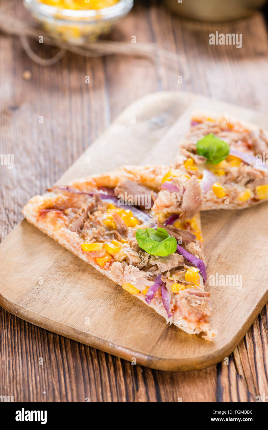 Frischer Thunfisch Pizza gemacht mit Mais und roten Zwiebeln ...