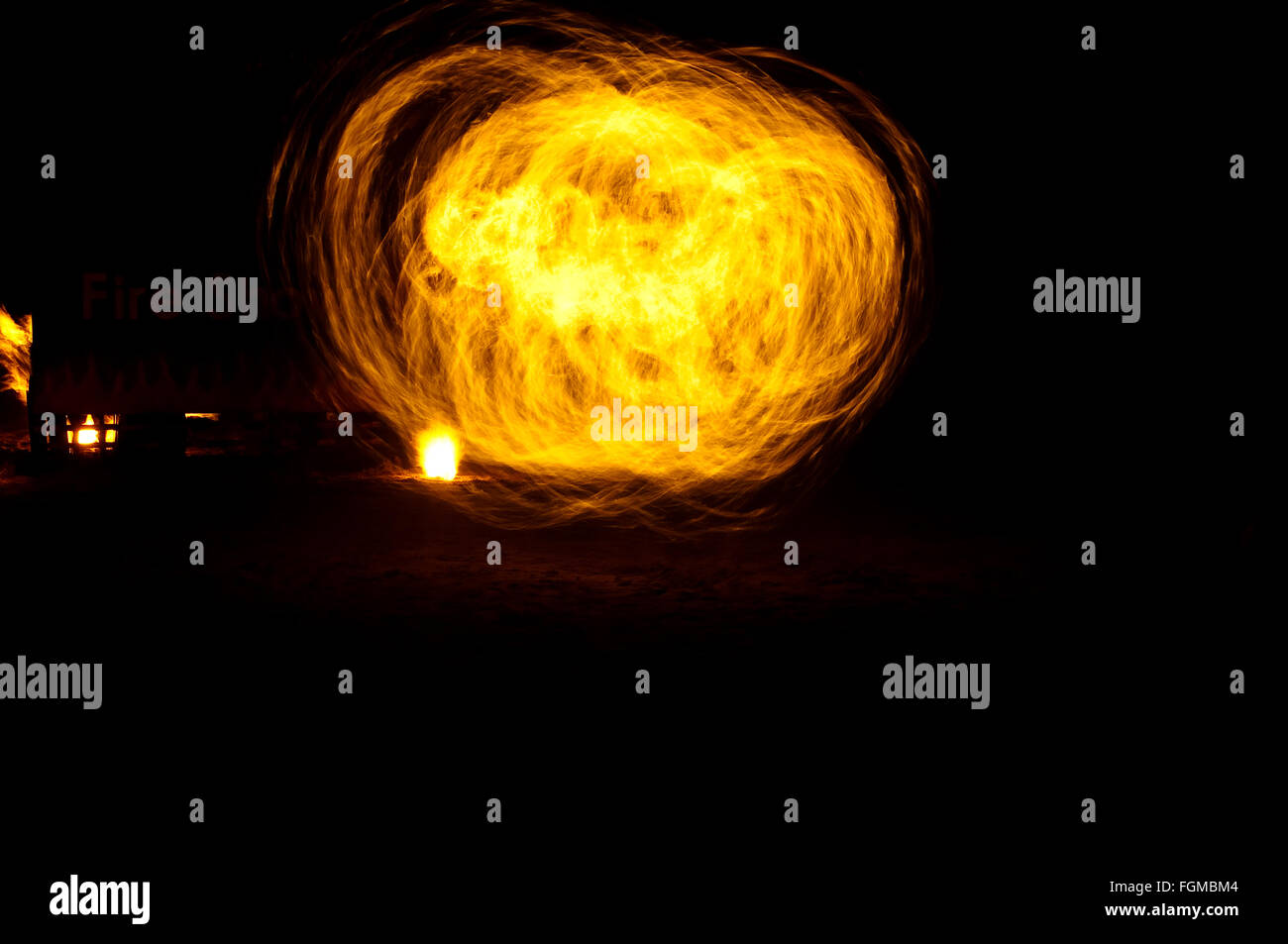 Feuer und Feuer funkelt Spuren von Feuer tanzen am Strand mit Langzeitbelichtung Technik aufgenommen. Stockfoto