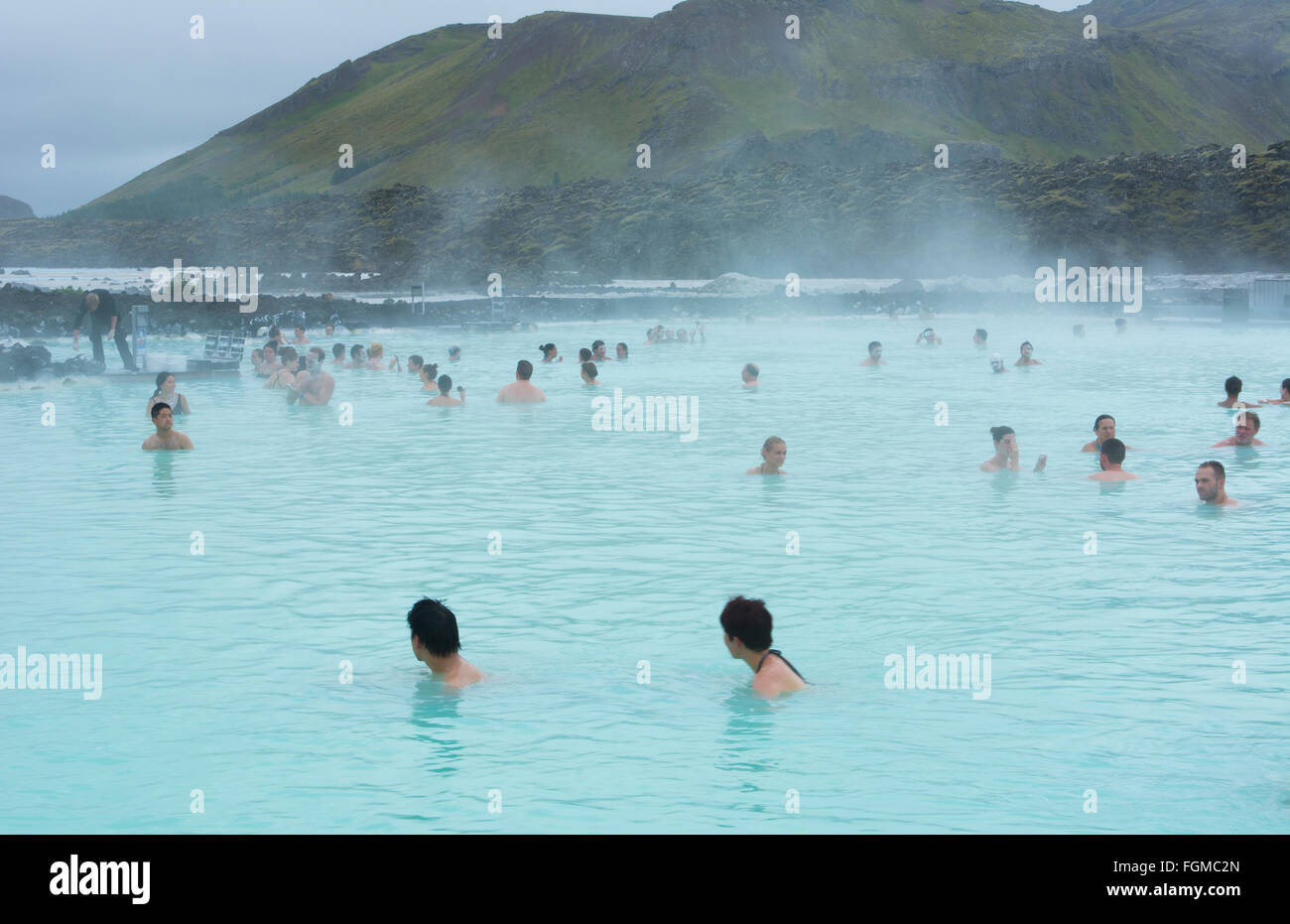 Reykjavik Island weltberühmten Blauen Lagune von heißen geothermische Mineral Thermische Frühlinge mit Touristen Entspannung im warmen Wasser in Stockfoto
