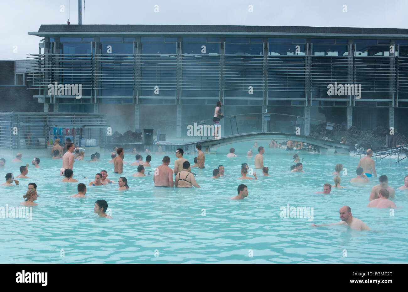Reykjavik Island weltberühmten Blauen Lagune von heißen geothermische Mineral Thermische Frühlinge mit Touristen Entspannung im warmen Wasser in Stockfoto