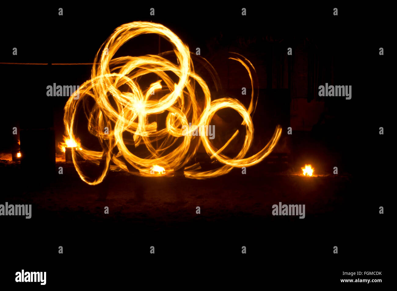 Feuer und Feuer funkelt Spuren von Feuer tanzen am Strand mit Langzeitbelichtung Technik aufgenommen. Stockfoto