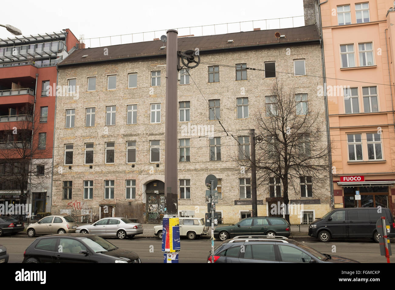 BERLIN - Februar 18: Gebäude im ursprünglichen Zustand in der Oranienburgerstraße in Berlin-Mitte am 18. Februar 2016. Stockfoto