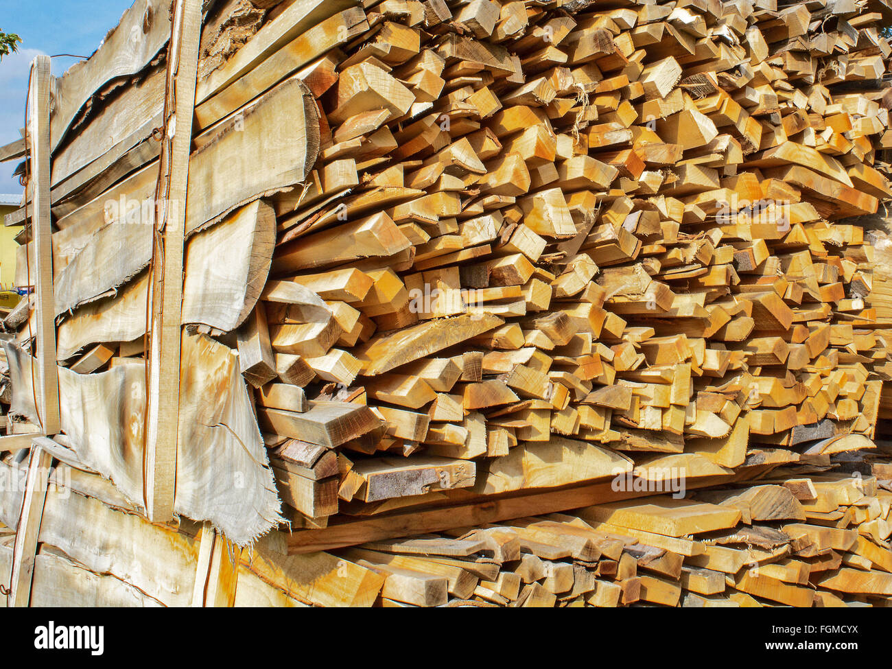 Holzschnitt auf dem Betriebshof des Protokolls und zum Verkauf bereit. Stockfoto
