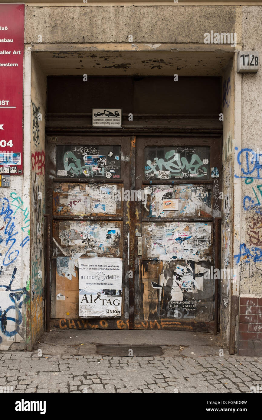 BERLIN - Januar 18: Ursprüngliche Gebäude Eingangstür mit alten Plakaten in der Friedrichstraße in Berlin-Mitte am 18. Januar 2016. Stockfoto