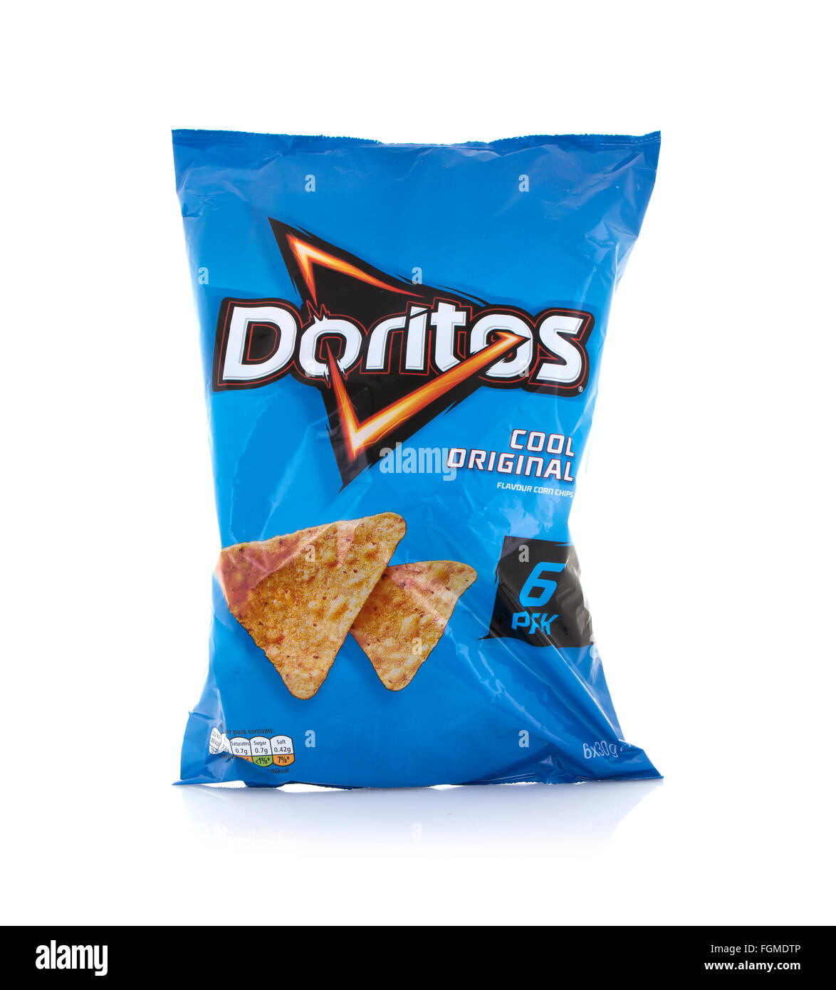 Six Pack von Doritos-Mais-Chips auf einem weißen Hintergrund Stockfoto