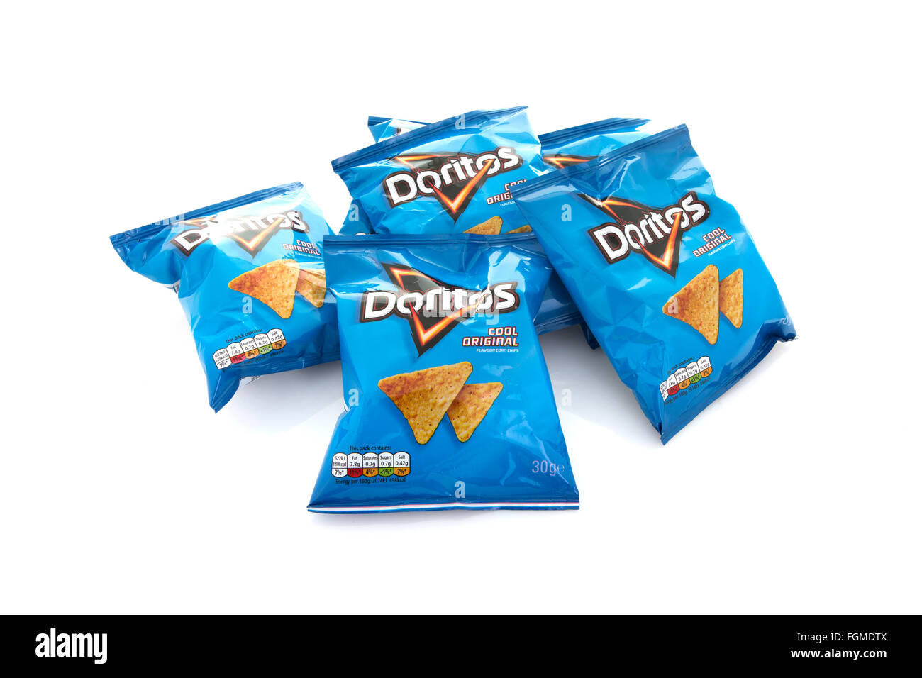 Sechs Pakete von Doritos-Mais-Chips auf einem weißen Hintergrund Stockfoto