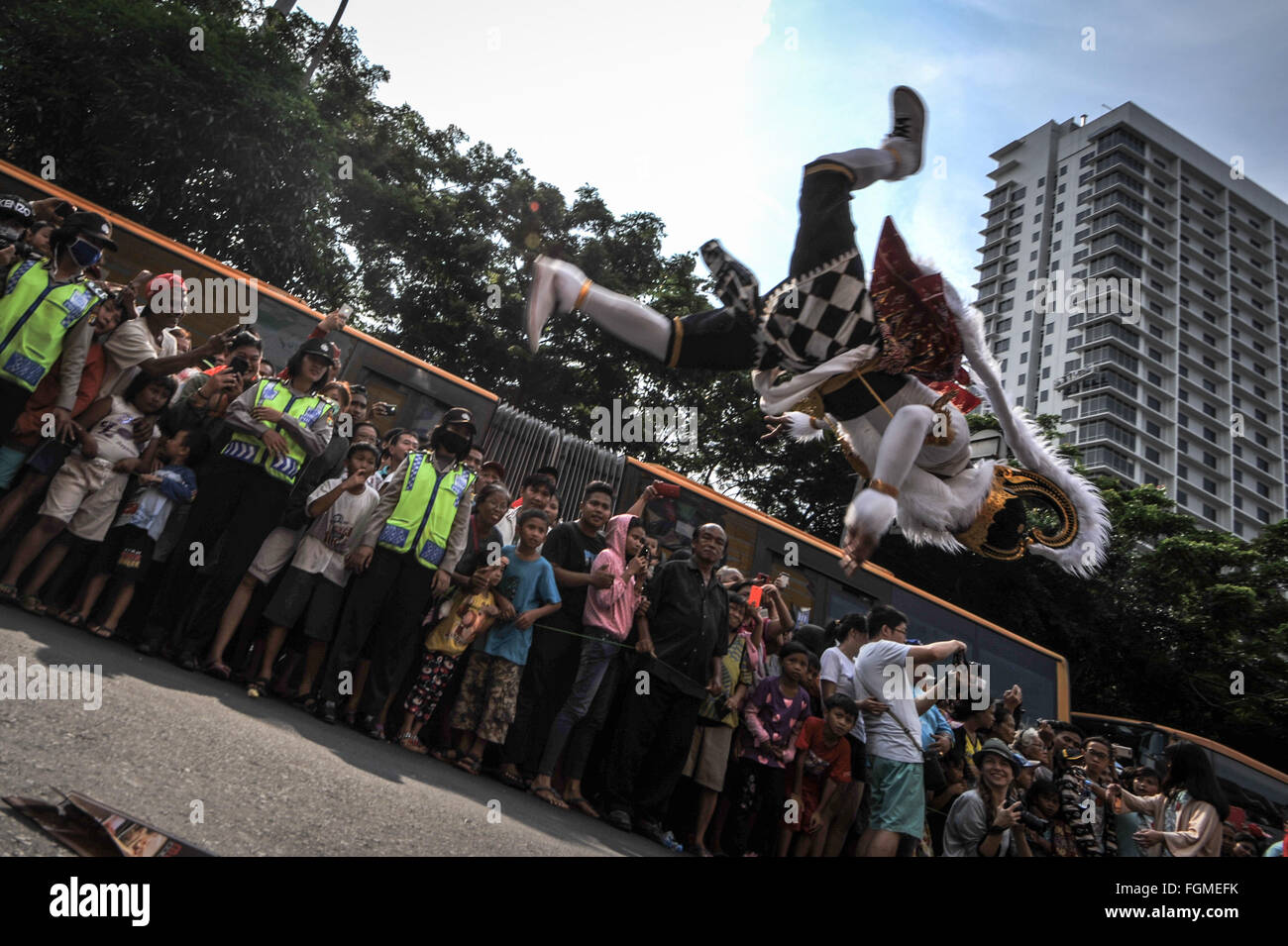 Jakarta, Indonesien. 21. Februar 2016. Ein Hanoman (ein Mann im Kostüm Affe) führt, während ein Cap Go Meh fest von der chinesischen Gemeinschaft in Pancoran Glodok in West-Jakarta, Indonesien, 21. Februar 2016. Das Cap Go Meh Festival, auch bekannt als Laternenfest, wird am 15. Tag des chinesischen Neujahrsfest gefeiert. Bildnachweis: Veri Sanovri/Xinhua/Alamy Live-Nachrichten Stockfoto