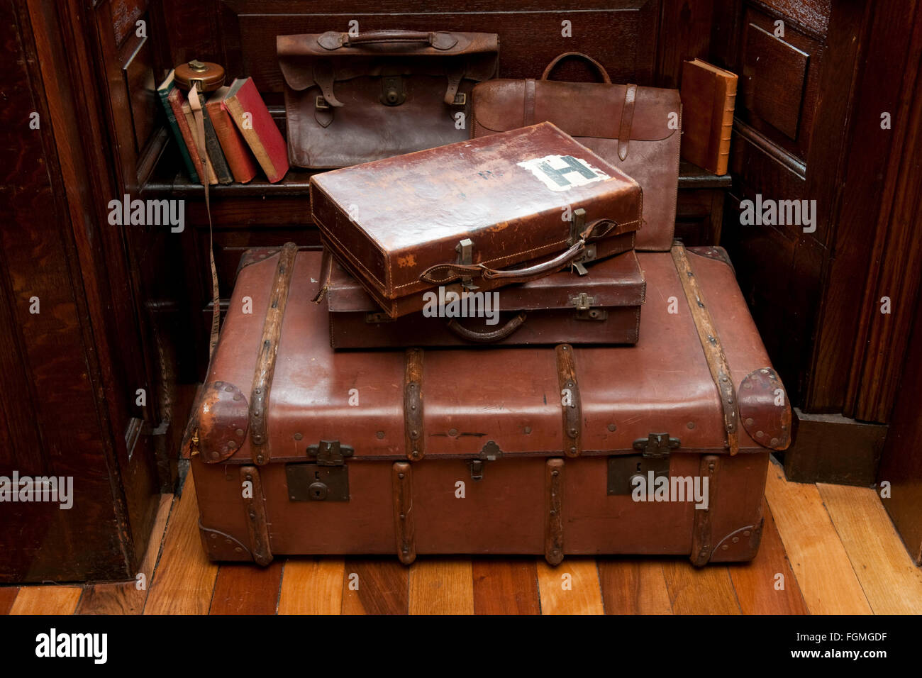 Ein Haufen von braunem Leder Vintage Koffer und Aktentaschen Stockfoto
