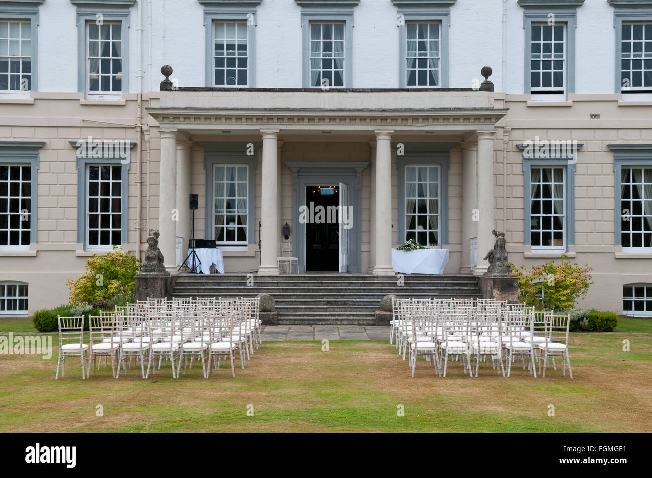 Stühle für eine Hochzeit im Buxted Park Hotel in der Nähe von Ashdown Forest, East Sussex dargelegt Stockfoto