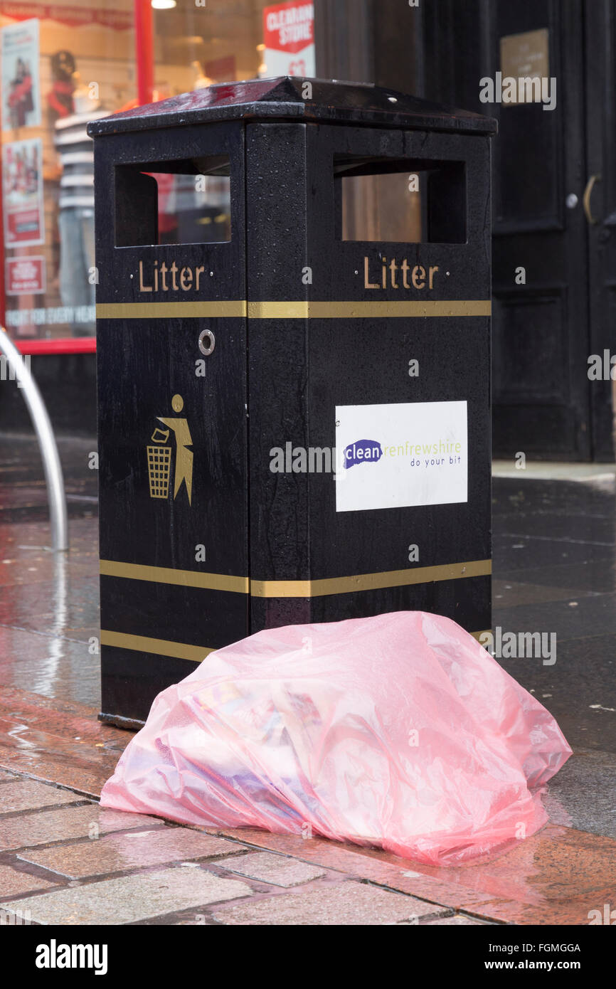 Müll an der High Street in Paisley, 26.01.2016 Stockfoto
