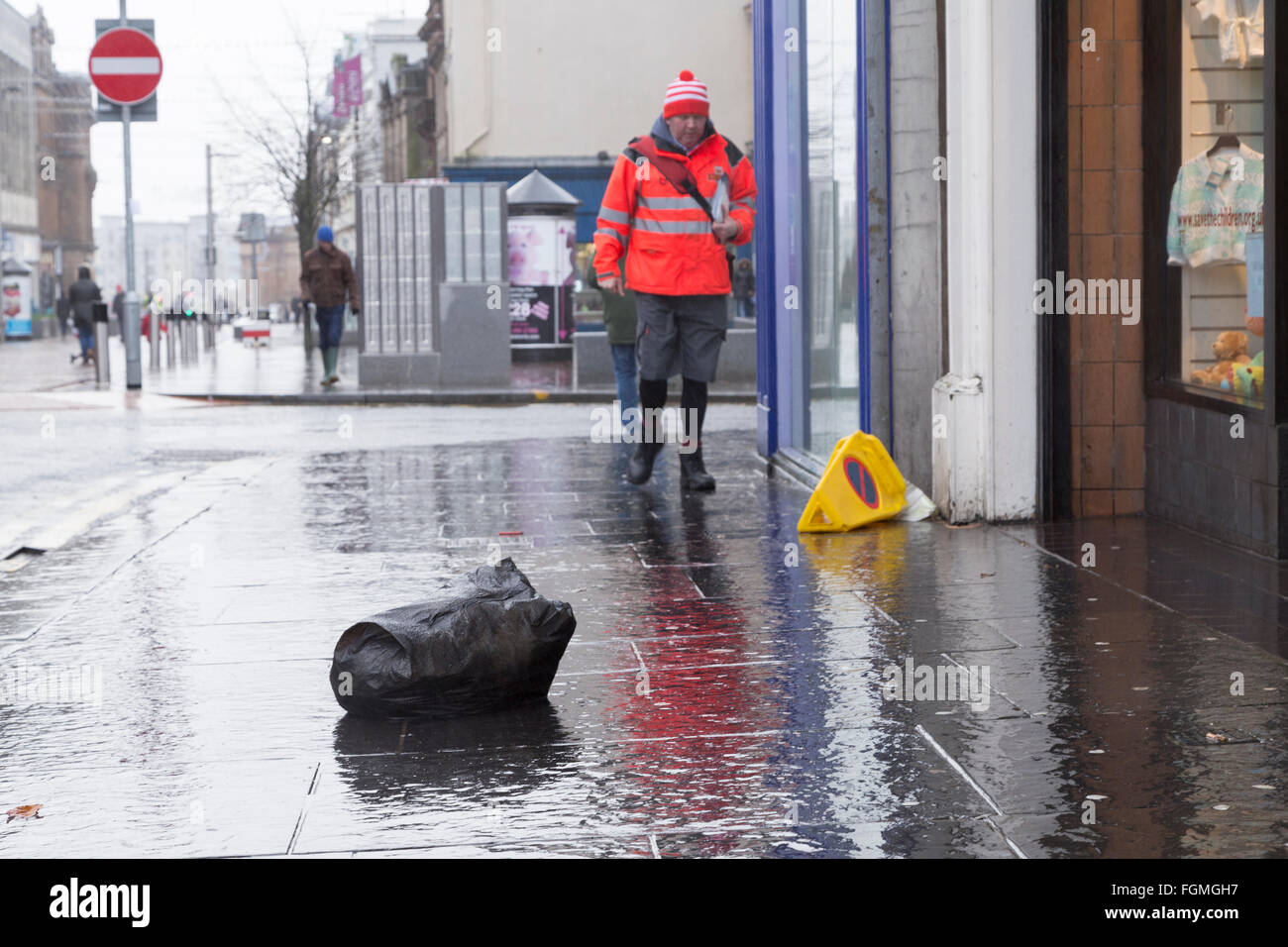 Müll an der High Street in Paisley, 26.01.2016 Stockfoto
