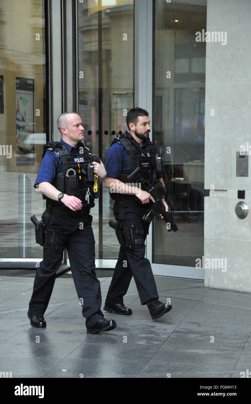 London, UK, 21. Februar 2016, Polizei-Präsenz als PM besucht BBC-Studios.  David Cameron und Nigel Farage kommen bei BBC Studios auf die Andrew Marr Show erscheinen. Bildnachweis: JOHNNY ARMSTEAD/Alamy Live-Nachrichten Stockfoto