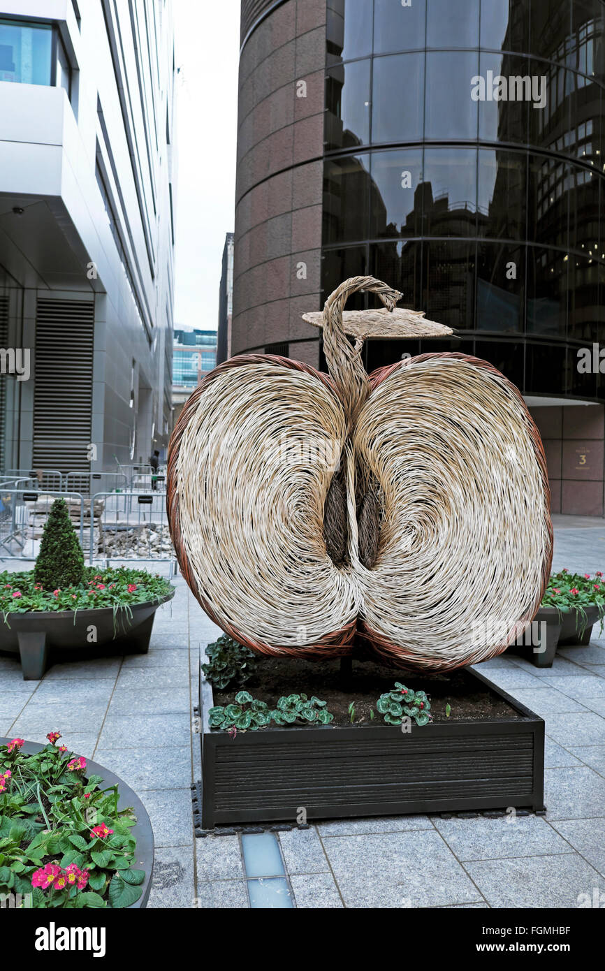 Apple gewebt Weide Skulptur des Künstlers Tom Hare am Broadgate City of London England UK 2016 KATHY DEWITT Stockfoto