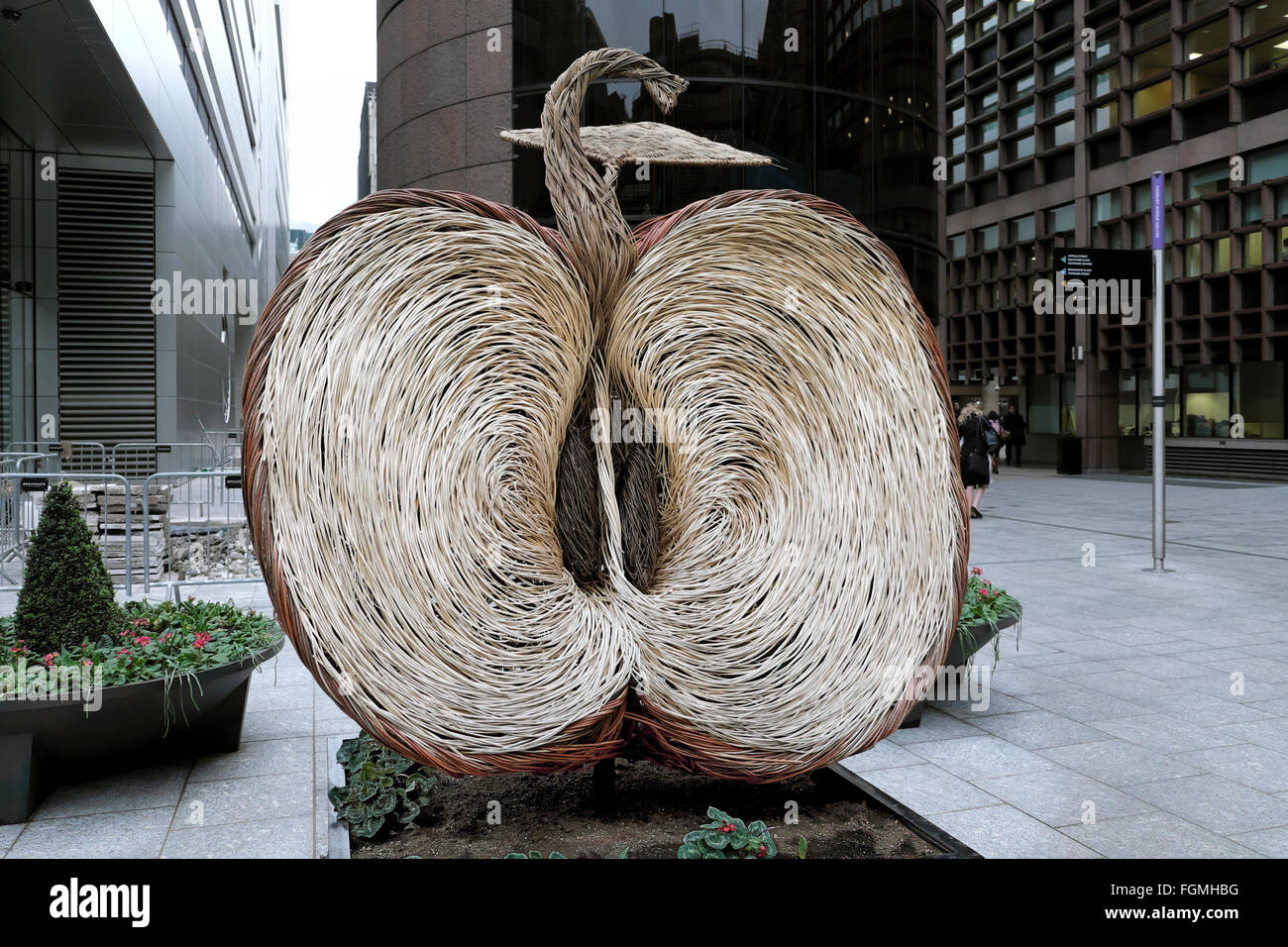 Apple willow Skulptur des Künstlers Tom Hase an der Broadgate Zentrum in der Square Mile Stadt London England UK KATHY DEWITT gewebt Stockfoto