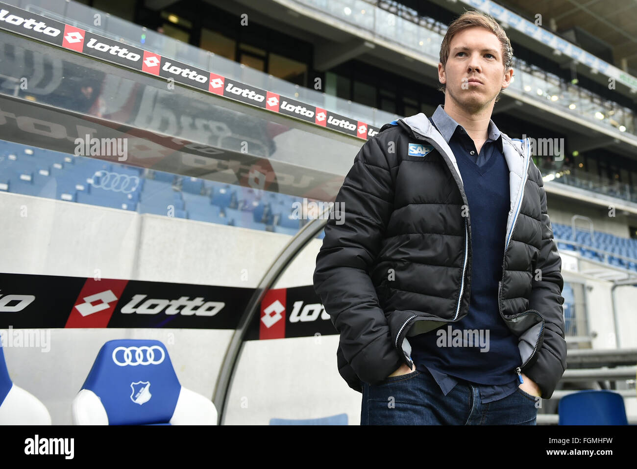 Sinsheim, Deutschland. 20. Februar 2016. Hoffenheim Trainer Julian Nagelsmann während der Fußball-Bundesliga-match zwischen TSG 1899 Hoffenheim und 1. FSV Mainz 05 im Rhein-Neckar-Arena in Sinsheim, Deutschland, 20. Februar 2016. Foto: Uwe Anspach/Dpa/Alamy Live News Stockfoto